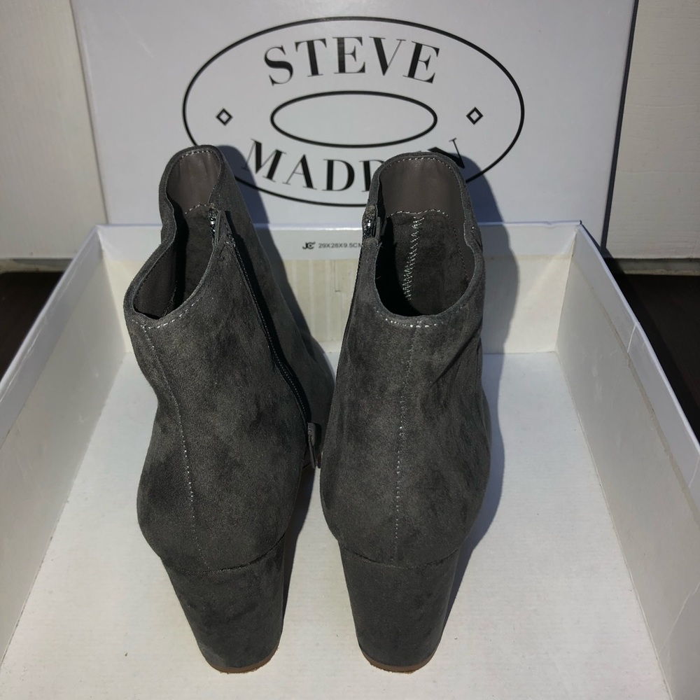 STEVE MADDEN: Grey Suede Critic Booties - Picture 4 of 7